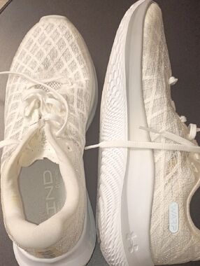 Under Armour Mens/ Warp +Flow White Knit Shoes Like New Wore 1 Time